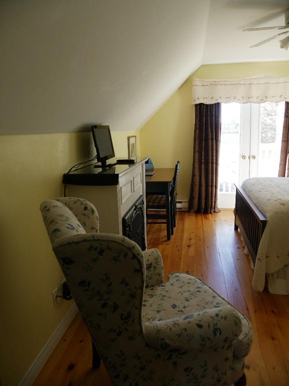The Colonel'S In Bed And Breakfast Φρεντέρικτον Δωμάτιο φωτογραφία