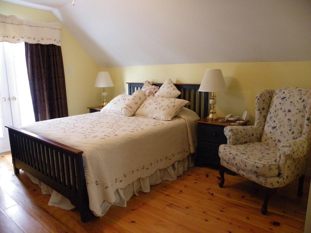 The Colonel'S In Bed And Breakfast Φρεντέρικτον Δωμάτιο φωτογραφία